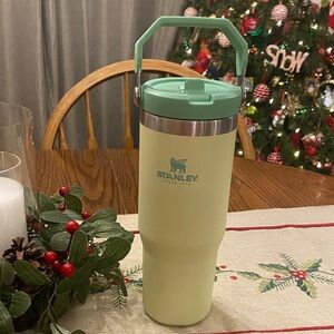 Stanley Green Travel tumbler flip top straw